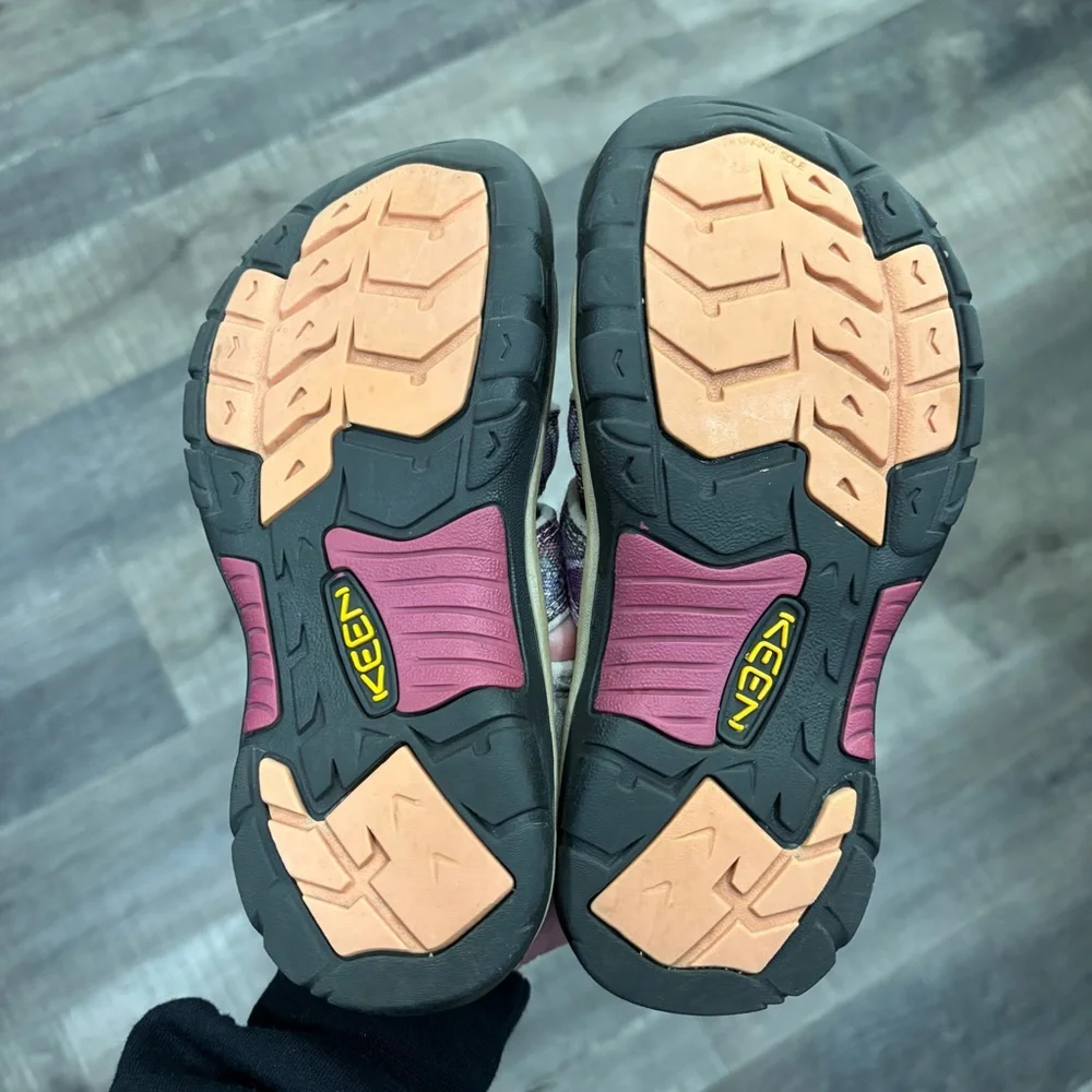 Keen Newport waterproof/hiking Sandals, Big Kids Size 2, in ”Grape Kiss” GUC